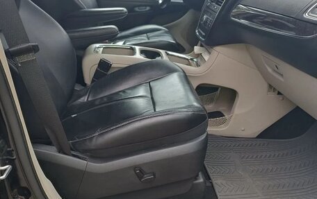 Chrysler Voyager IV, 2014 год, 2 300 000 рублей, 21 фотография