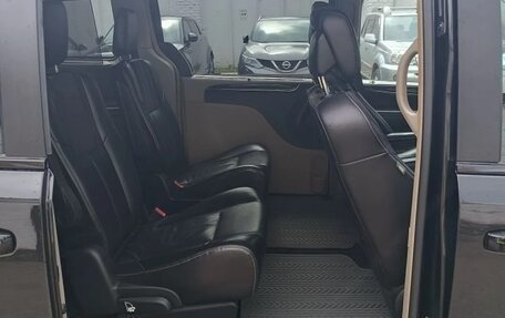 Chrysler Voyager IV, 2014 год, 2 300 000 рублей, 16 фотография