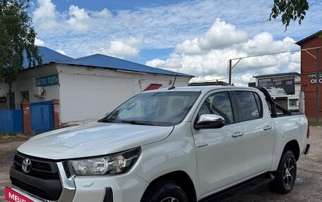 Toyota Hilux VIII, 2021 год, 3 450 000 рублей, 2 фотография