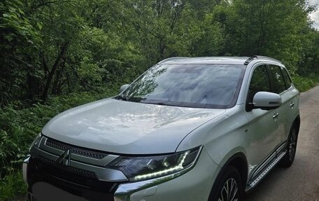 Mitsubishi Outlander III рестайлинг 3, 2019 год, 2 100 000 рублей, 2 фотография