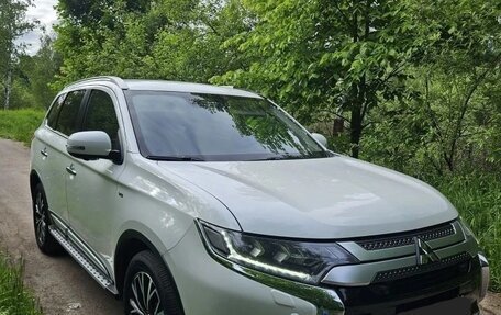 Mitsubishi Outlander III рестайлинг 3, 2019 год, 2 100 000 рублей, 3 фотография