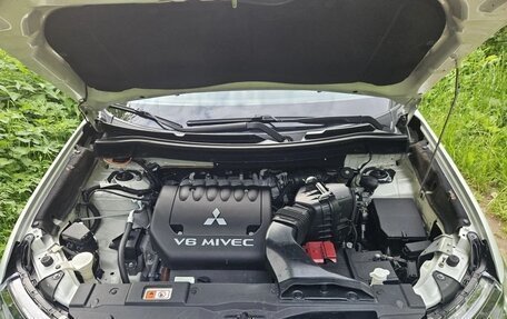 Mitsubishi Outlander III рестайлинг 3, 2019 год, 2 100 000 рублей, 10 фотография
