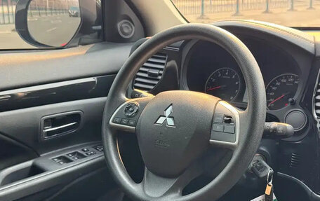 Mitsubishi Outlander III рестайлинг 3, 2022 год, 1 884 000 рублей, 8 фотография