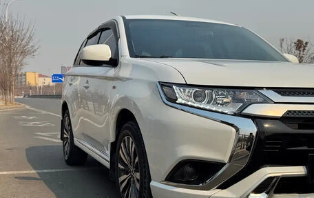 Mitsubishi Outlander III рестайлинг 3, 2022 год, 1 884 000 рублей, 4 фотография