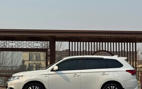 Mitsubishi Outlander III рестайлинг 3, 2022 год, 1 884 000 рублей, 5 фотография