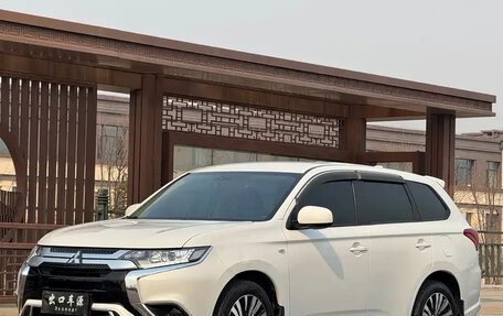 Mitsubishi Outlander III рестайлинг 3, 2022 год, 1 884 000 рублей, 3 фотография