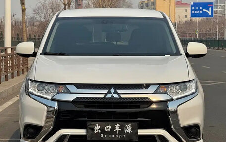 Mitsubishi Outlander III рестайлинг 3, 2022 год, 1 884 000 рублей, 2 фотография