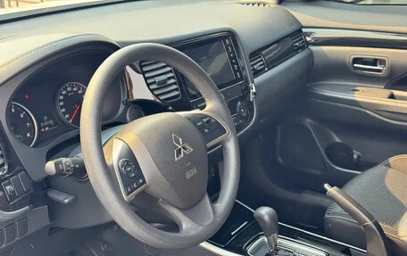 Mitsubishi Outlander III рестайлинг 3, 2022 год, 1 884 000 рублей, 10 фотография