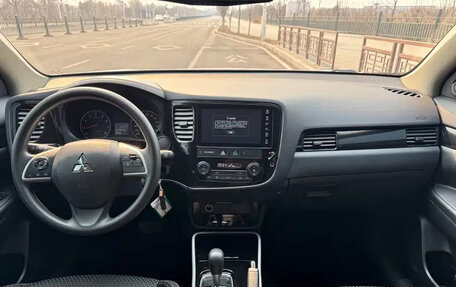 Mitsubishi Outlander III рестайлинг 3, 2022 год, 1 884 000 рублей, 12 фотография