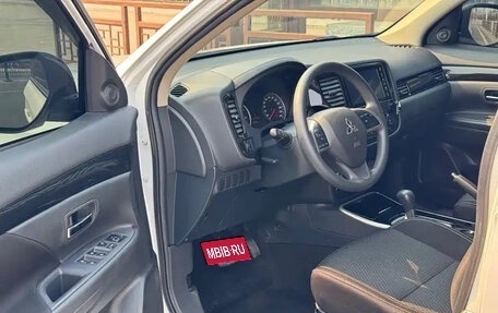 Mitsubishi Outlander III рестайлинг 3, 2022 год, 1 884 000 рублей, 11 фотография