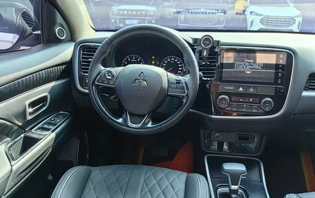 Mitsubishi Outlander III рестайлинг 3, 2022 год, 1 800 018 рублей, 10 фотография