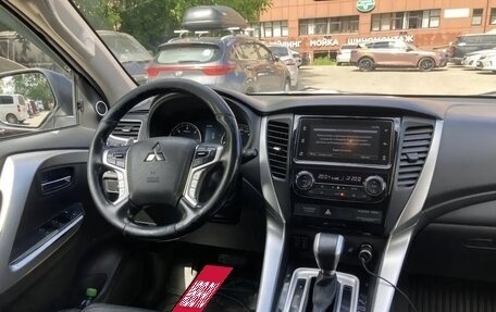 Mitsubishi Pajero Sport III рестайлинг, 2018 год, 2 240 000 рублей, 9 фотография