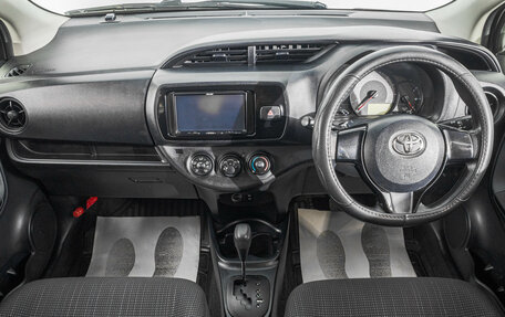 Toyota Vitz, 2017 год, 949 000 рублей, 10 фотография
