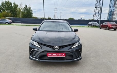 Toyota Camry, 2021 год, 2 300 000 рублей, 1 фотография
