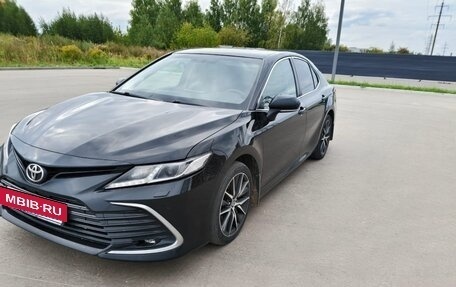 Toyota Camry, 2021 год, 2 300 000 рублей, 3 фотография