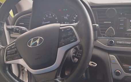 Hyundai Elantra VI рестайлинг, 2018 год, 800 000 рублей, 13 фотография