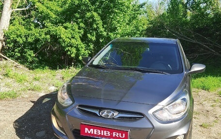 Hyundai Solaris II рестайлинг, 2013 год, 850 000 рублей, 1 фотография