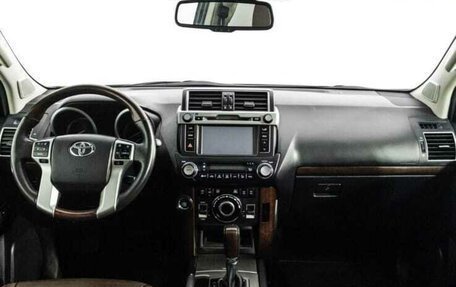 Toyota Land Cruiser Prado 150 рестайлинг 2, 2017 год, 4 100 000 рублей, 13 фотография