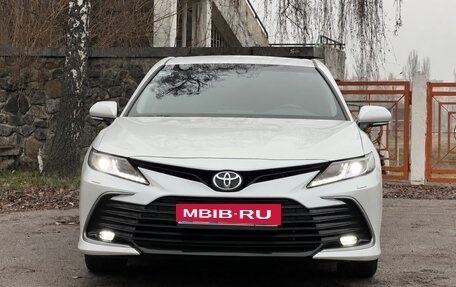 Toyota Camry, 2021 год, 2 700 000 рублей, 2 фотография