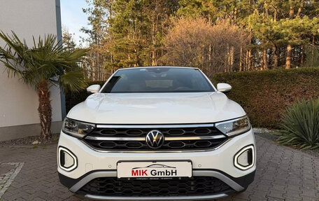Volkswagen T-Roc I, 2023 год, 2 376 741 рублей, 2 фотография