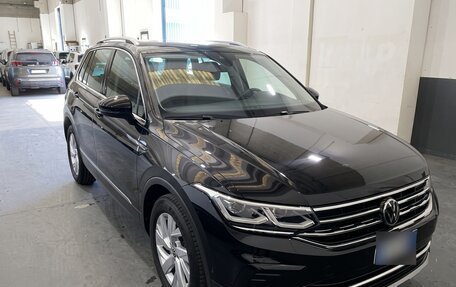Volkswagen Tiguan II, 2022 год, 2 830 000 рублей, 2 фотография