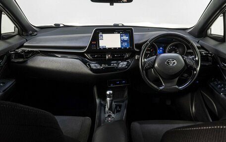Toyota C-HR I рестайлинг, 2018 год, 2 599 000 рублей, 15 фотография