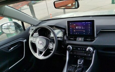 Toyota RAV4, 2021 год, 3 600 000 рублей, 10 фотография