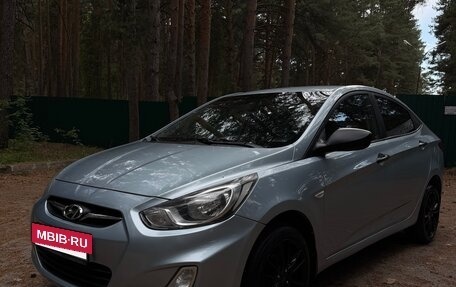 Hyundai Solaris II рестайлинг, 2011 год, 700 000 рублей, 2 фотография