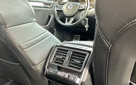 Skoda Superb III рестайлинг, 2017 год, 1 900 000 рублей, 13 фотография