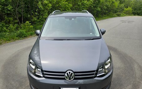Volkswagen Sharan II, 2013 год, 900 000 рублей, 2 фотография