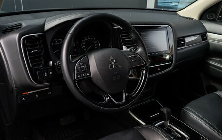 Mitsubishi Outlander III рестайлинг 3, 2021 год, 3 390 000 рублей, 13 фотография