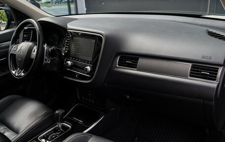 Mitsubishi Outlander III рестайлинг 3, 2021 год, 3 390 000 рублей, 8 фотография