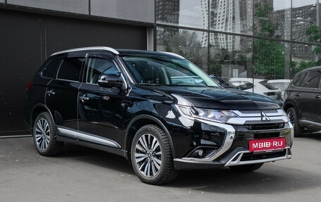 Mitsubishi Outlander III рестайлинг 3, 2021 год, 3 390 000 рублей, 3 фотография