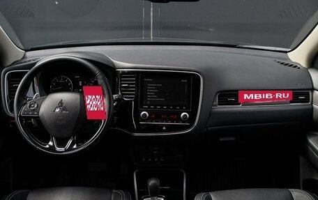 Mitsubishi Outlander III рестайлинг 3, 2021 год, 3 390 000 рублей, 10 фотография