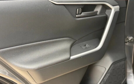 Toyota RAV4, 2020 год, 2 300 000 рублей, 10 фотография