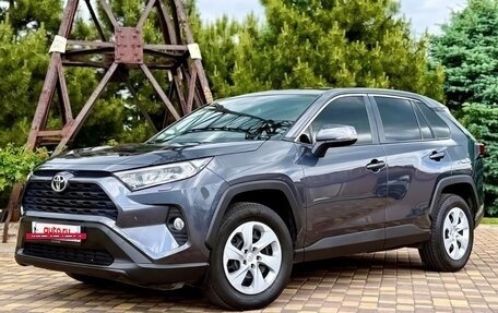 Toyota RAV4, 2020 год, 2 300 000 рублей, 2 фотография