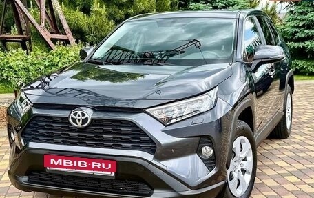 Toyota RAV4, 2020 год, 2 300 000 рублей, 3 фотография