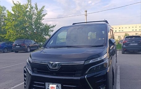 Toyota Voxy III, 2019 год, 2 600 000 рублей, 1 фотография
