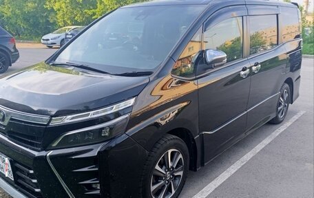 Toyota Voxy III, 2019 год, 2 600 000 рублей, 3 фотография
