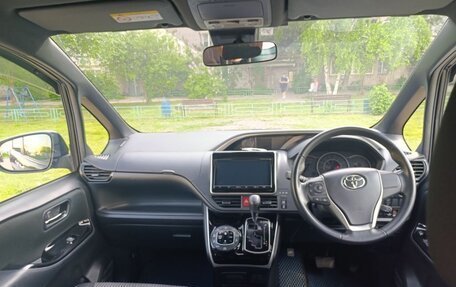 Toyota Voxy III, 2019 год, 2 600 000 рублей, 6 фотография