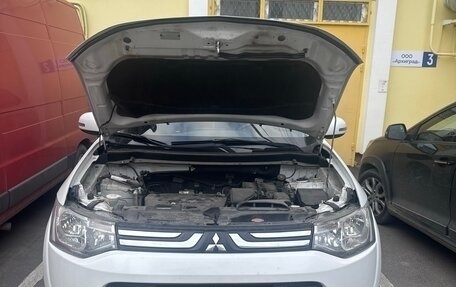 Mitsubishi Outlander III рестайлинг 3, 2012 год, 945 000 рублей, 4 фотография