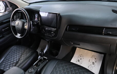 Mitsubishi Outlander III рестайлинг 3, 2014 год, 1 799 000 рублей, 18 фотография