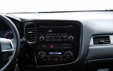 Mitsubishi Outlander III рестайлинг 3, 2015 год, 1 390 000 рублей, 13 фотография
