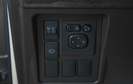 Toyota Land Cruiser Prado 150 рестайлинг 2, 2011 год, 2 299 000 рублей, 21 фотография