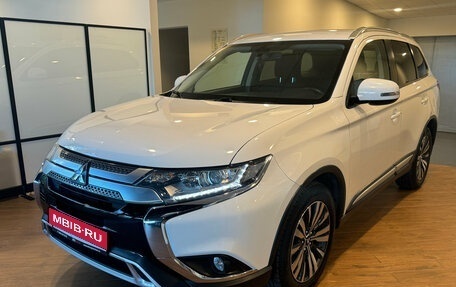 Mitsubishi Outlander III рестайлинг 3, 2019 год, 2 350 000 рублей, 1 фотография
