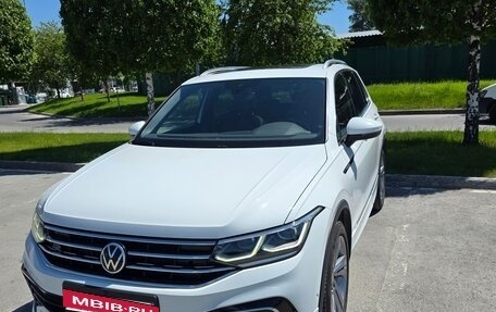 Volkswagen Tiguan II, 2021 год, 4 350 000 рублей, 1 фотография