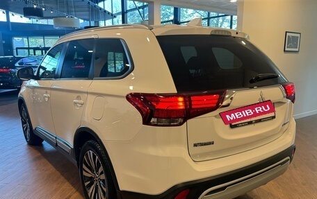 Mitsubishi Outlander III рестайлинг 3, 2019 год, 2 350 000 рублей, 6 фотография