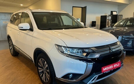 Mitsubishi Outlander III рестайлинг 3, 2019 год, 2 350 000 рублей, 3 фотография