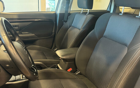 Mitsubishi Outlander III рестайлинг 3, 2019 год, 2 350 000 рублей, 11 фотография