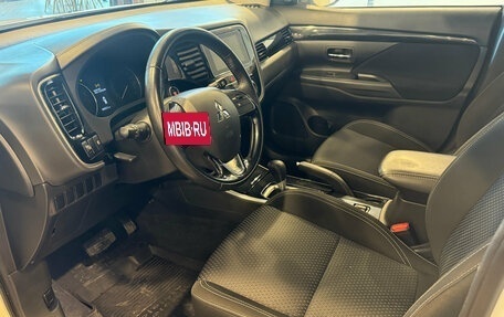 Mitsubishi Outlander III рестайлинг 3, 2019 год, 2 350 000 рублей, 10 фотография